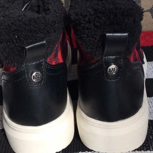 Marc Fisher NWOT womans 8.5 black/red short boots - Picture 4 of 9